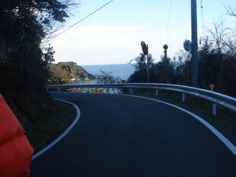 峠を越えてしばらくして島の反対側の海が見えた。