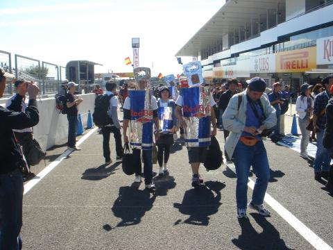 レッドブル大人気。フェラーリの帽子より多かったかも。
