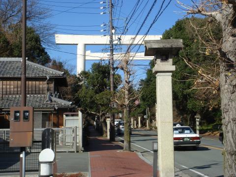 御幸道路の大鳥居。柱の直径は2mくらいある。 昔、JR伊勢市駅前に「松下幸之助」が寄付したらしいが、今はこちらに移設された。