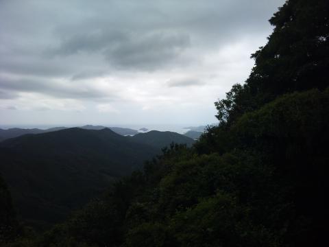 山の向こうに光る海が見える。