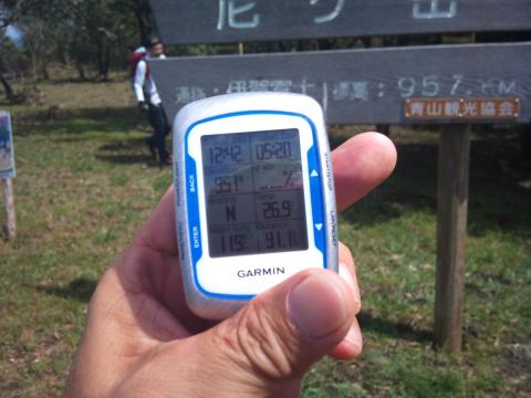 頂上のデータ。標高は左側の上から3番目。951mを示している。実際は957.6m