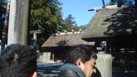 正宮の姿。金色の鰹木(屋根の上に載っている丸太のようなもの)が見える。ほんとうは撮影禁止だそうだ。