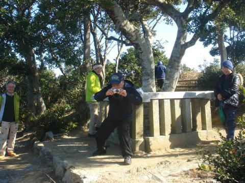 記念写真を撮ってくれている先生(75歳)を撮る。(^_^)