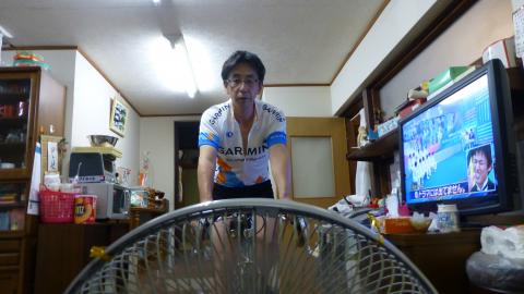 走っている風を感じるために扇風機をセット。もちろん冷却のためにも。(^_^;)
涼しくなったのでエアコンまではかけなくてもいいが、TV見ながらトレーニングもできるので、いいかな。