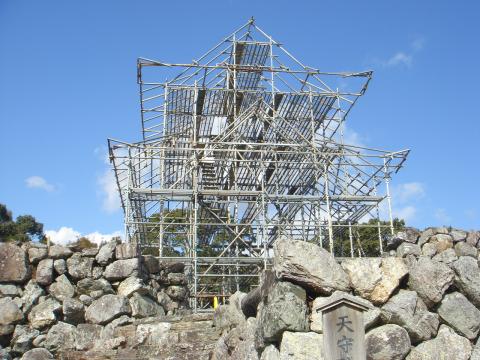 天守閣跡に建築の仮設足場でお城が作ってあった。建築現場では通常はとび職の方々が組むのだが、こんな形は絵心がないと難しいだろう。（^_^）