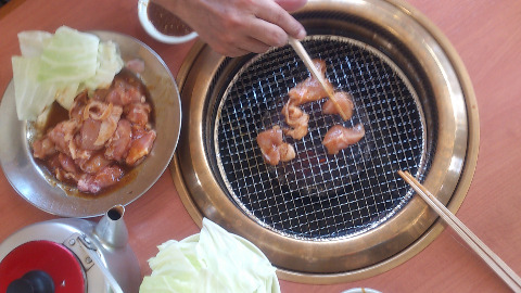 昼食 鳥の焼肉。味噌だれを付けて食べる。 安くてうまい!