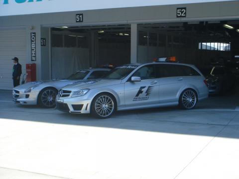 メディカルカー(手前)とセイフティーカー(後ろ)