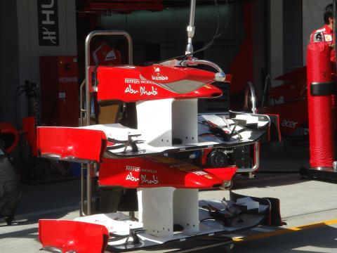 フェラーリのノーズとフロントウイング。空力パーツがいっぱい付いている。