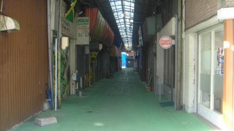 その前にある、商店街。今日は正月休みでしまっている店が多いようだ。