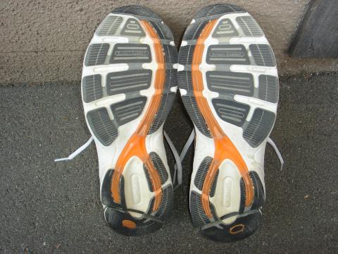 RESPONCE　CSのアウトソール。既に300kmでNIKEと同じように右の踵外側と左踵後ろが磨耗してきている。（左踵外側は白い筋が見えるが右踵外側は磨耗して見えない）（左踵FORMOTION部の楕円の表面が磨耗して黒い芯が出ている）