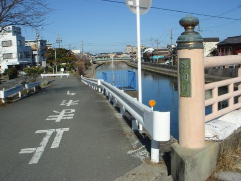 錦水橋たもと。ここから家までちょうど1km。