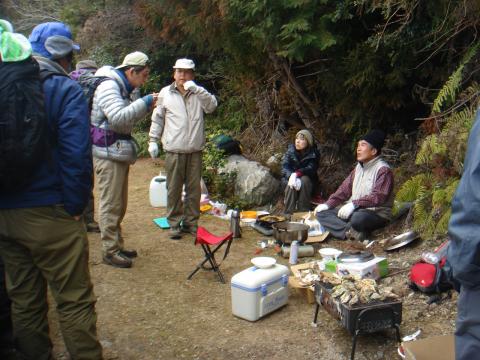 帰り道でメンバーの知り合いの方々が宴会をしていた。