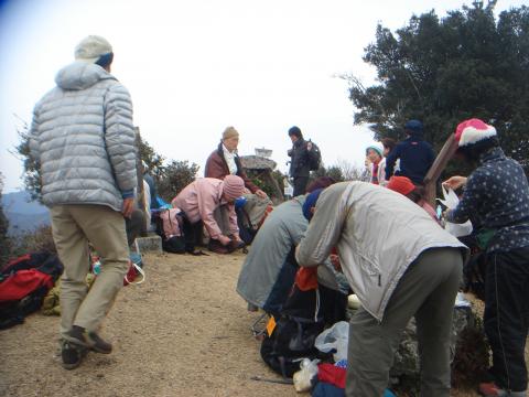 山頂は満員!大阪から来た団体さんとのこと。
どうも龍年なので、ということで龍仙山へという人が多いらしい。
大阪のおばちゃんから「アメちゃん」をもらった。(^_^)
