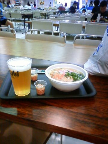 ゴール会場で讃岐うどんと生ビール。　そのあと、吉野家でうな丼も・・。　ウルトラを走った後って、とにかく腹が減るんですよ。　またお腹空いてきた・・・。