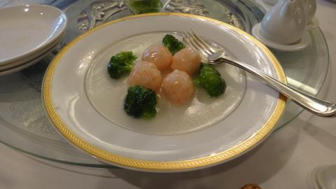 つばめの巣と海老団子の蒸し煮