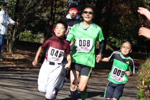 トラックに入る手前で息子の手を握りこの後トップになるが・・・
相手は3年生体が一回りも大きいです。