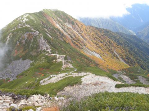 尾根道とカールの紅葉