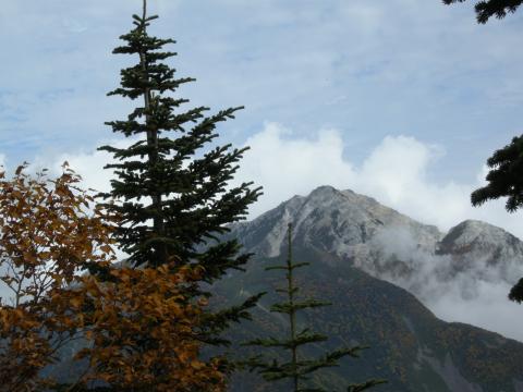 山頂付近は雪が降っているように見えるが、これは花崗岩とのこと。