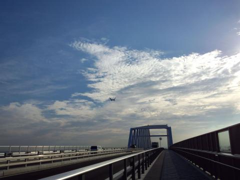 上空の飛行機が見えるかな？７８７なんだけどね。。。(*^^)v