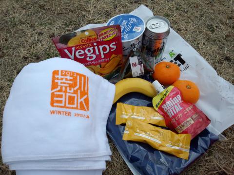 山盛りなエイド！
大会タオルとゼリーの下にあるの青いのは、Tシャツです！