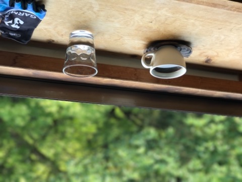 ツキコヤ。 コーヒー500円。自分で淹れると300円。とてもくつろげる空間。