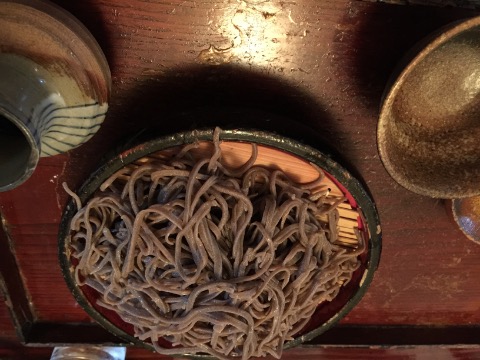武蔵五日市駅前近くの蕎麦屋、魚鶴。田舎そば1000円