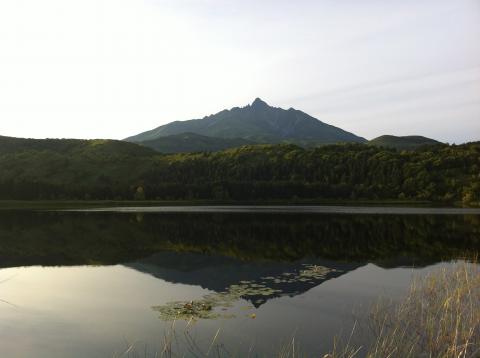 宿に戻った後、レンタカーで島の南側にあるオタドマリ沼からの
逆さ富士。