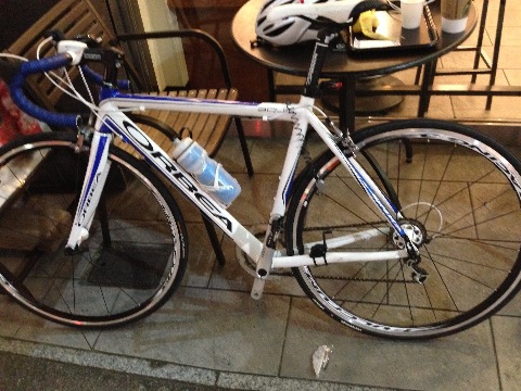最終チェックポイント富ヶ谷近くのスタバで休憩。 左股関節をかばってたら、右ひざが痛くなって来た・・・