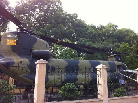ラン後の観光その2 ベトナム軍事歴史博物館。
ベトナム戦争当時、北ベトナム軍、アメリカ軍に使われた小火器や爆弾、戦闘機などの展示がされています。