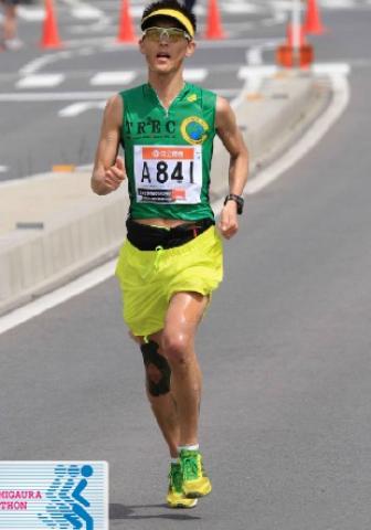 右腕が前に来たときは、比較的腕を前後に振れているように見えます