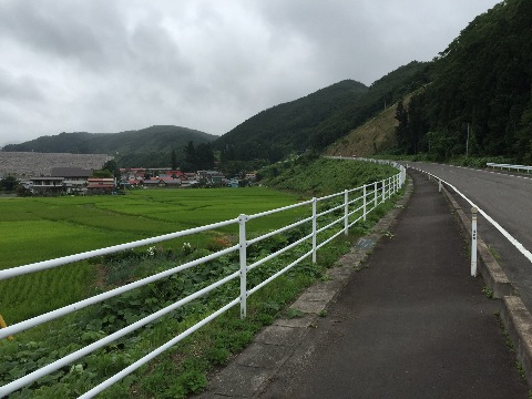 ダム湖の堰堤に向けての上り坂