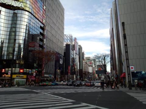 たくさんの人でにぎわう銀座を通過。