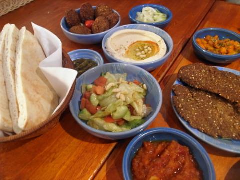 ピタパンと呼ばれる半月状のパンに、
いろいろな物をはさんで食べます。