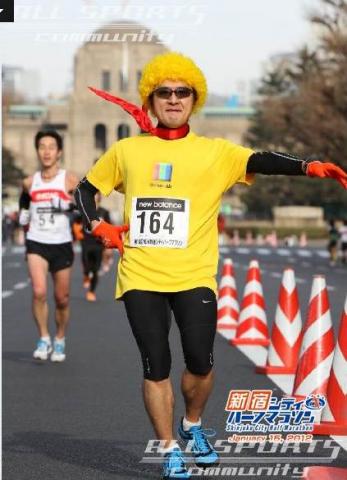 実は写真の右側に折り返しの大きいパイロンがありました。
今回は後ろのランナーまで確認して、完全に止まってポージングしたにもかかわらず、その瞬間の写真がない!!!!
ざんねーん。