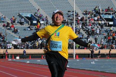 2011年、私の中でのベストショットです。
この日走った距離はたった5kmだったけど、
辛かった2011年を走りきったkenさんのこのゴール写真が一番好きです。
(ちなみにこの写真ちゃんとkenさんに許可を頂いた上で掲載しております)