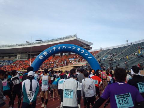 スタート前。
並ぶ位置だけは前の方。
1時間15分~25分の所