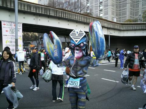 あいかわらず凄い仮装の人達がたくさんいます。
彼ら・彼女たちのおかげでさらに盛り上がりますよね。
僕もサブ3を達成できたらやってみたいです。