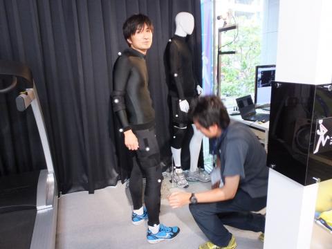 体の各部にセンサーが取り付けられます。
