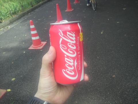 ラスト10kmのスパートに備え、有料エイドでコカコーラ赤で気合入れなおし!