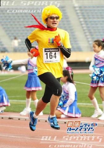 水木一郎マフラーをなびかせ、ゴール。
(止まっててもなびいてるけど・・・)