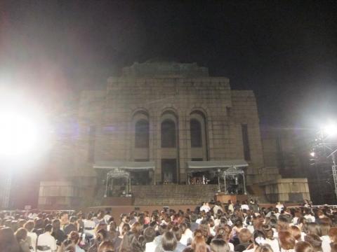 ステージはこんな感じです。
雨だと演じているほうも見ているほうも大変です。
逆に良い思い出にはなります。