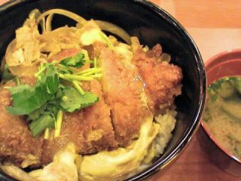 気まぐれさん同様に、「カツ丼」です。
いいカロリーありそうです。