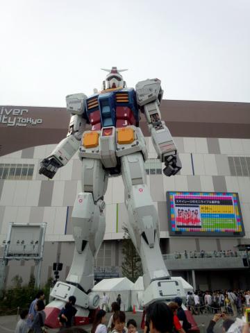 劇中同様「マグネットコーティング」された新ガンダム。
(ガンダムマニア以外の人は以前のガンダムとの違いはわからないはずです)