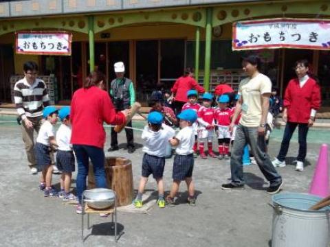 意外とマンモス幼稚園で、少子化が叫ばれる中「年少~年長」で300人以上の園児がいます。