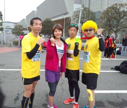 こちらはゴール後にモデル&タレントの西谷綾子さんと記念撮影。
気持ちよく応じていただきありがとうございました。
しかしこの写真で私が伝えたい事が、もうひとつあって・・・
ある部分を拡大すると~