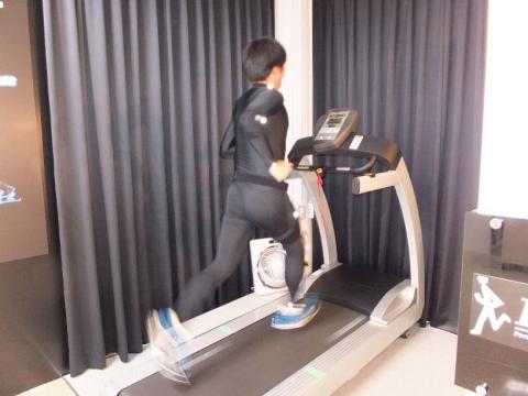 トレッドミルの上を5分くらい走り撮影されます。