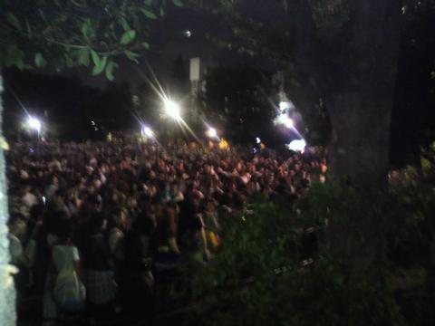 ブレ手わかりづらいですが、明治公園は公演中も昼間と変わらず長い行列。
果たして何時までここに並ぶ人がいるのでしょうか?