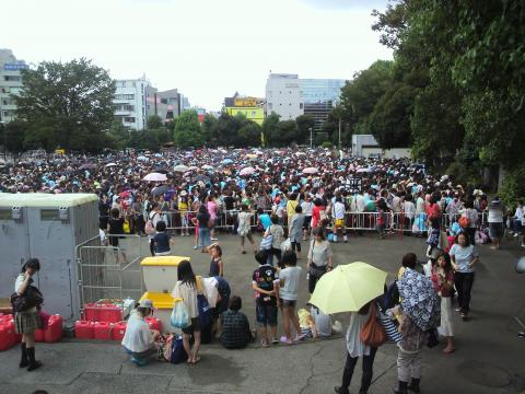 代々木門、反対側の明治公園にはグッズ売り場へ入るための長ーい行列が・・・。
これ日が日なら皆熱中症ですよ。