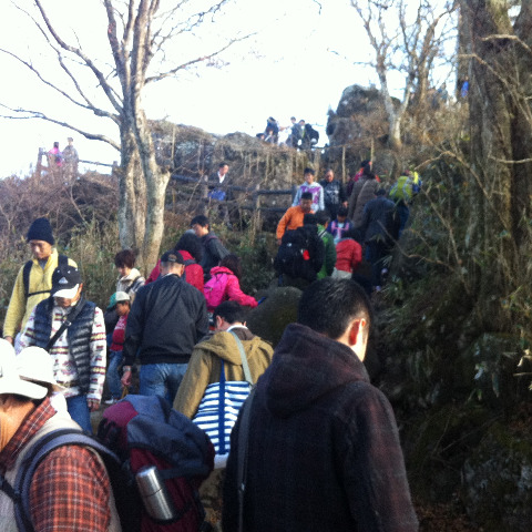 女体山山頂手前。 この混雑で諦めて引き返す