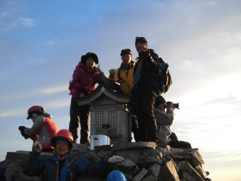 奥穂高岳山頂(3190m)制覇 記念撮影で人がごった返してます